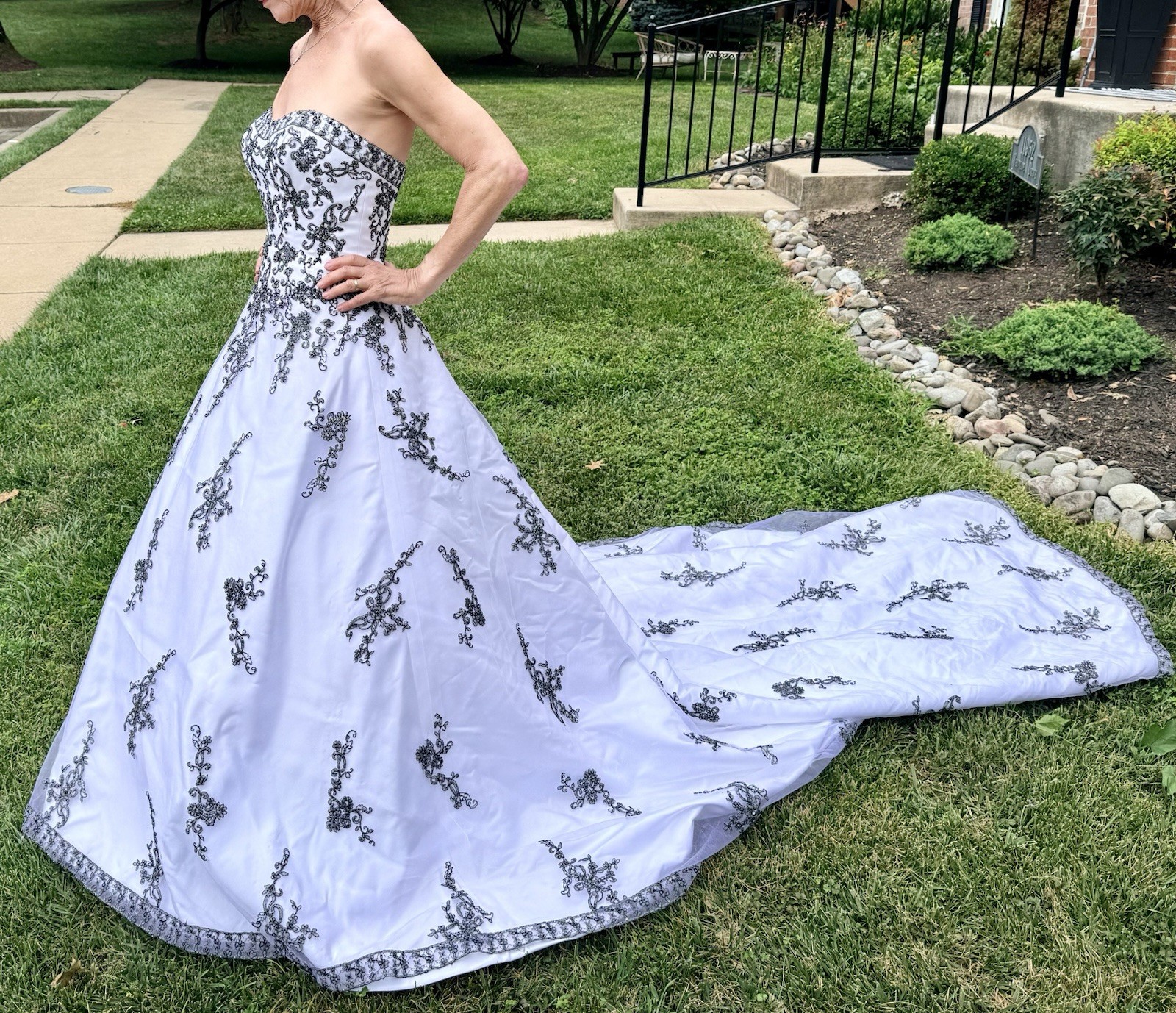 Alfred Angelo Strapless Wedding Gown White Black Embroidered Lace Train Size 4