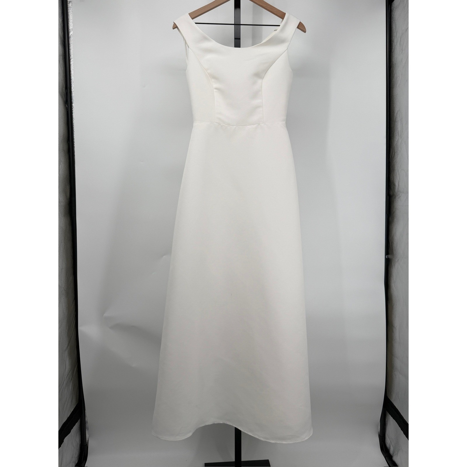 Amsale White Sleeveless A-Line Formal Gown Scoop Neck Fitted Bodice Bridal Maxi