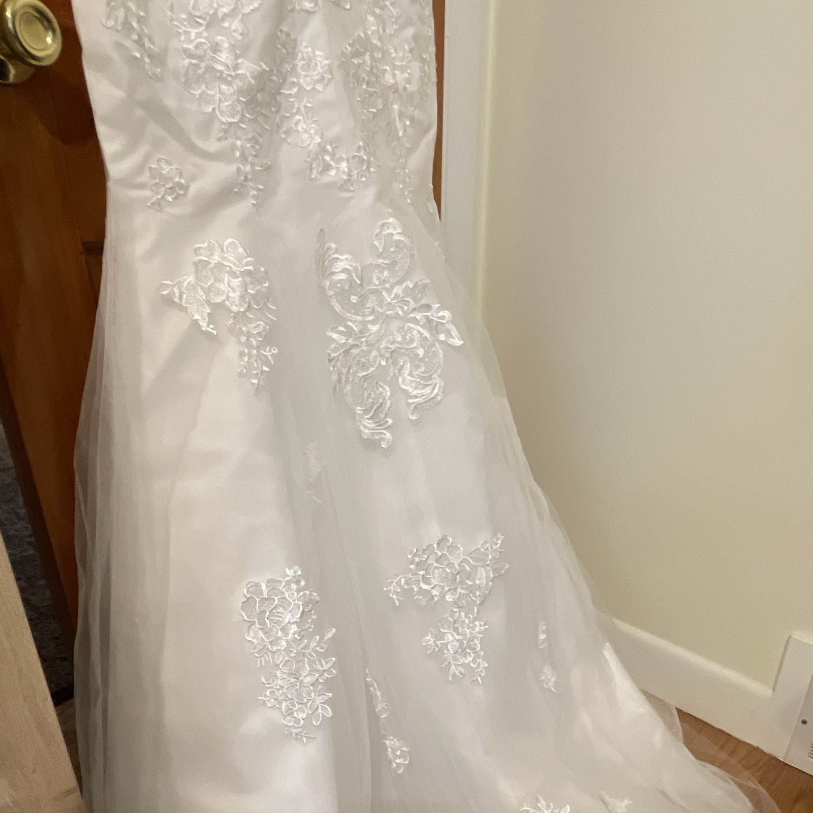 Bridal Wedding Gown Ivory Lace Halter Mermaid Dress Size 12 Button Detail Train