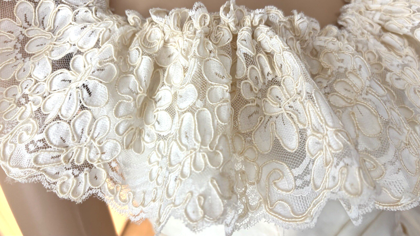 VTG 60s OffShoulder Ivory Wedding Gown Dress Lace Ruffle Romantic Fairytale XS/S