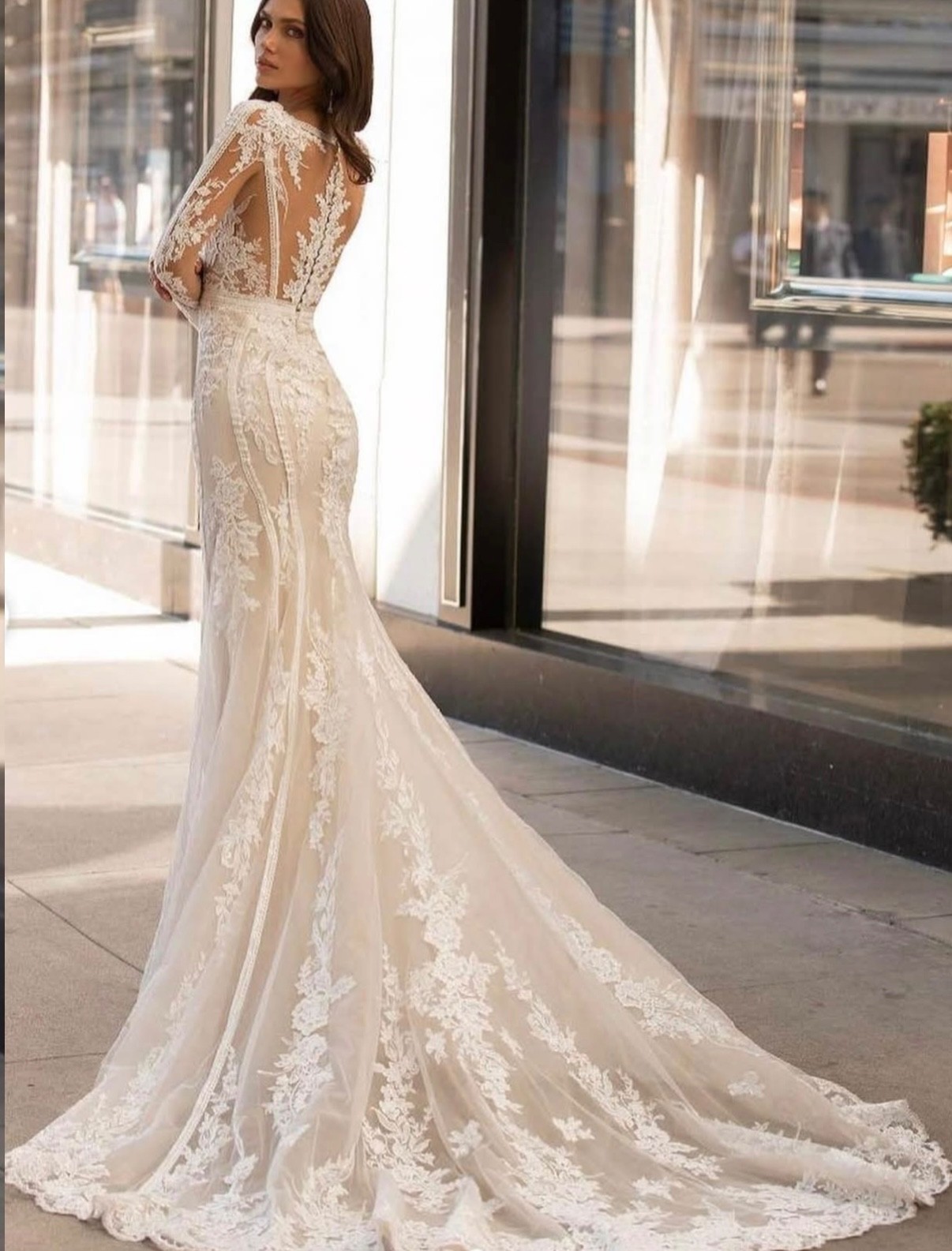 Ashley Graham Wedding Dress, size 6, white, in excellent condition