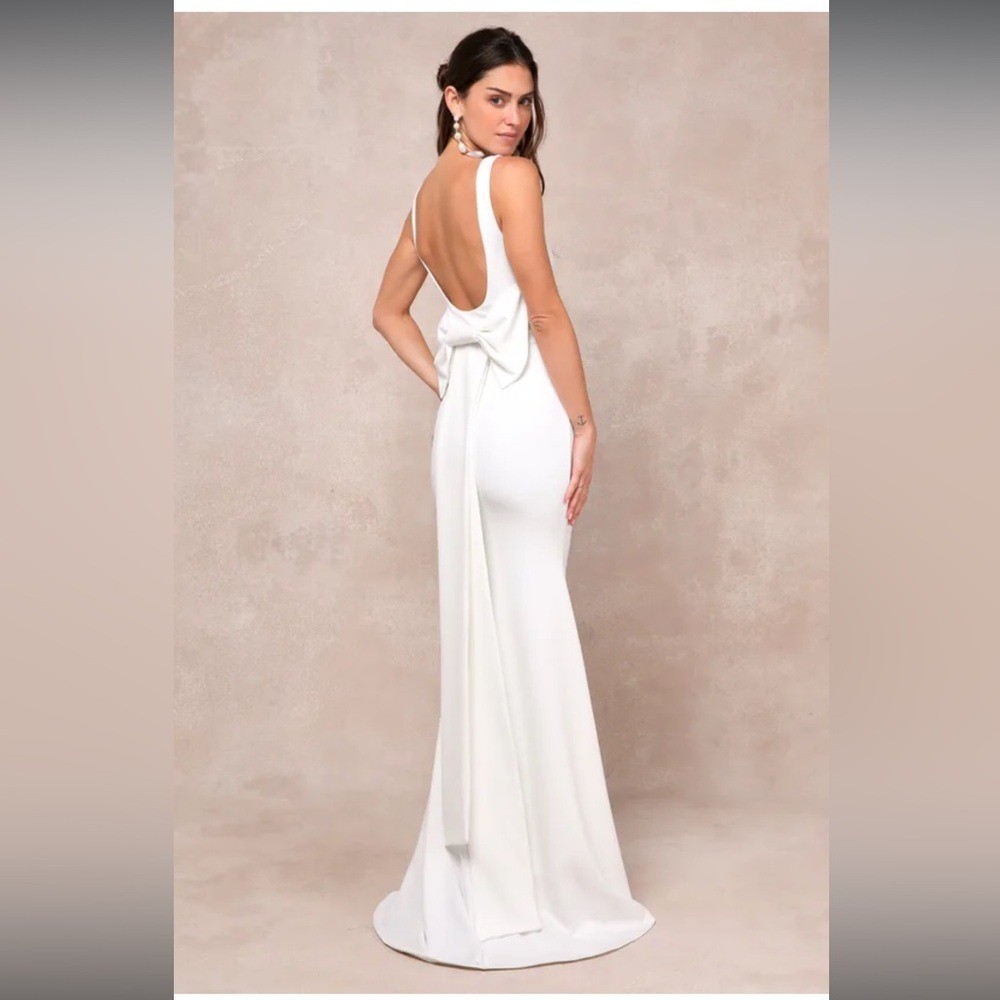 NWT- Loving Fate White Bow Square Neck Backless Bridal Dress