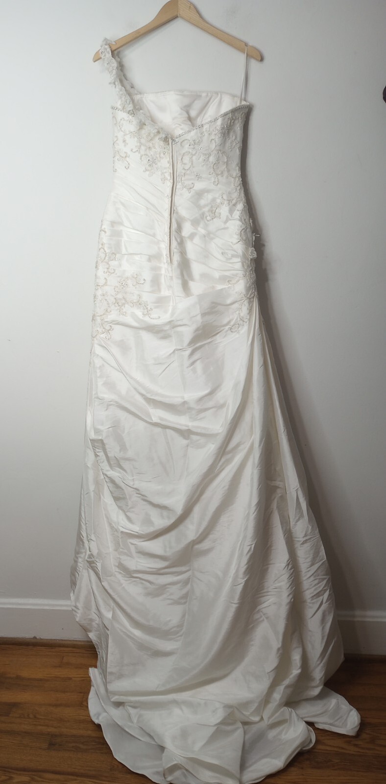 *Floor Model* Size 8 Casablanca Bridal Ivory Beaded Wedding Gown Style 1984