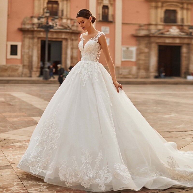 Sleeveless Sweetheart Backless Lace Train Bridal Gown Wedding Dress