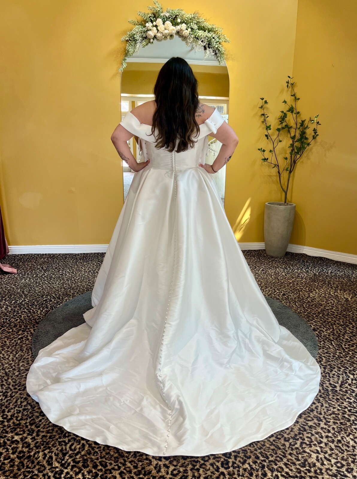 New Essence of Australia ivory A- line wedding gown, size 16