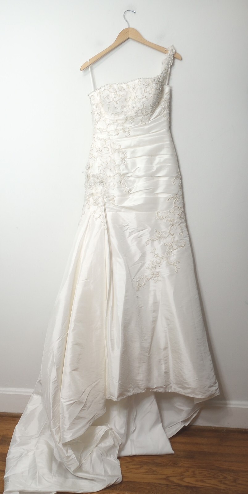 *Floor Model* Size 8 Casablanca Bridal Ivory Beaded Wedding Gown Style 1984