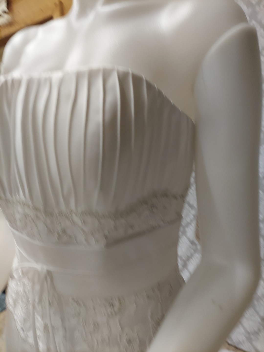 EdenBridal White Pleated Empire /lace/sash Satinlook Train Size 8 wedding dress