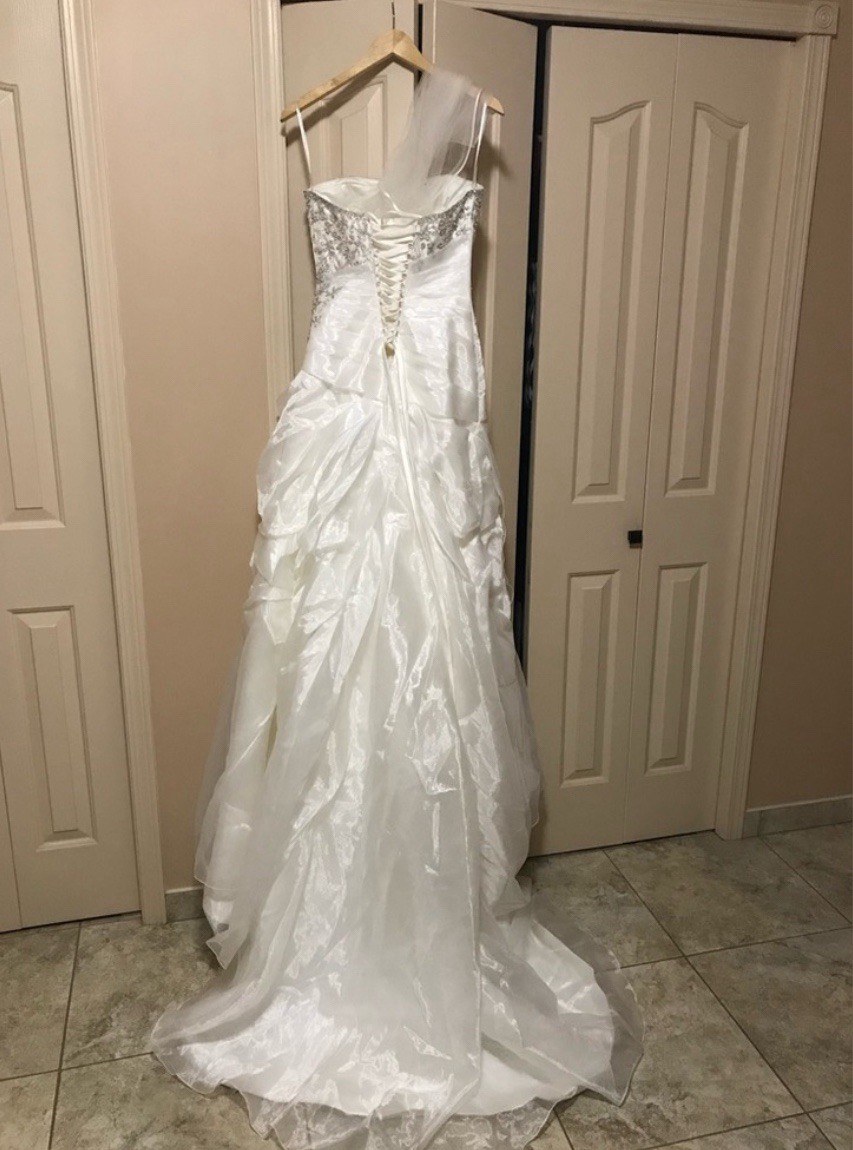 Ella Rosa Wedding Dress Ivory, Veil size 6 Corset Back Fits Size 4-8