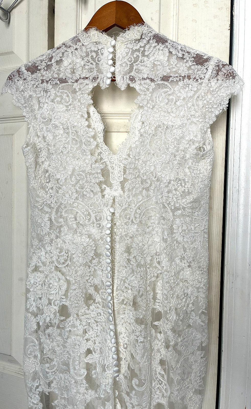 Allure Bridals 2455 Pre-Owned Wedding Dress, solid ivory