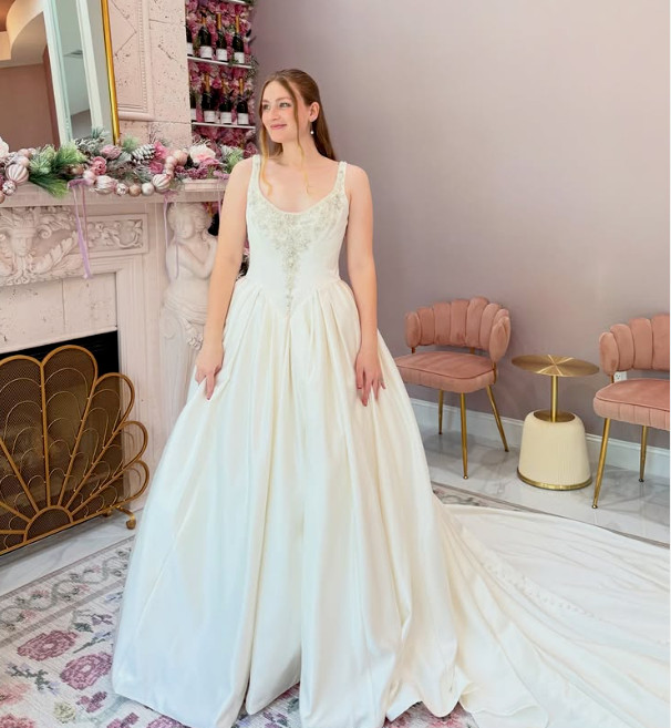 Elegant Wedding Dresses Beading Sleeveless A Line Sweep Train Bridal Gowns