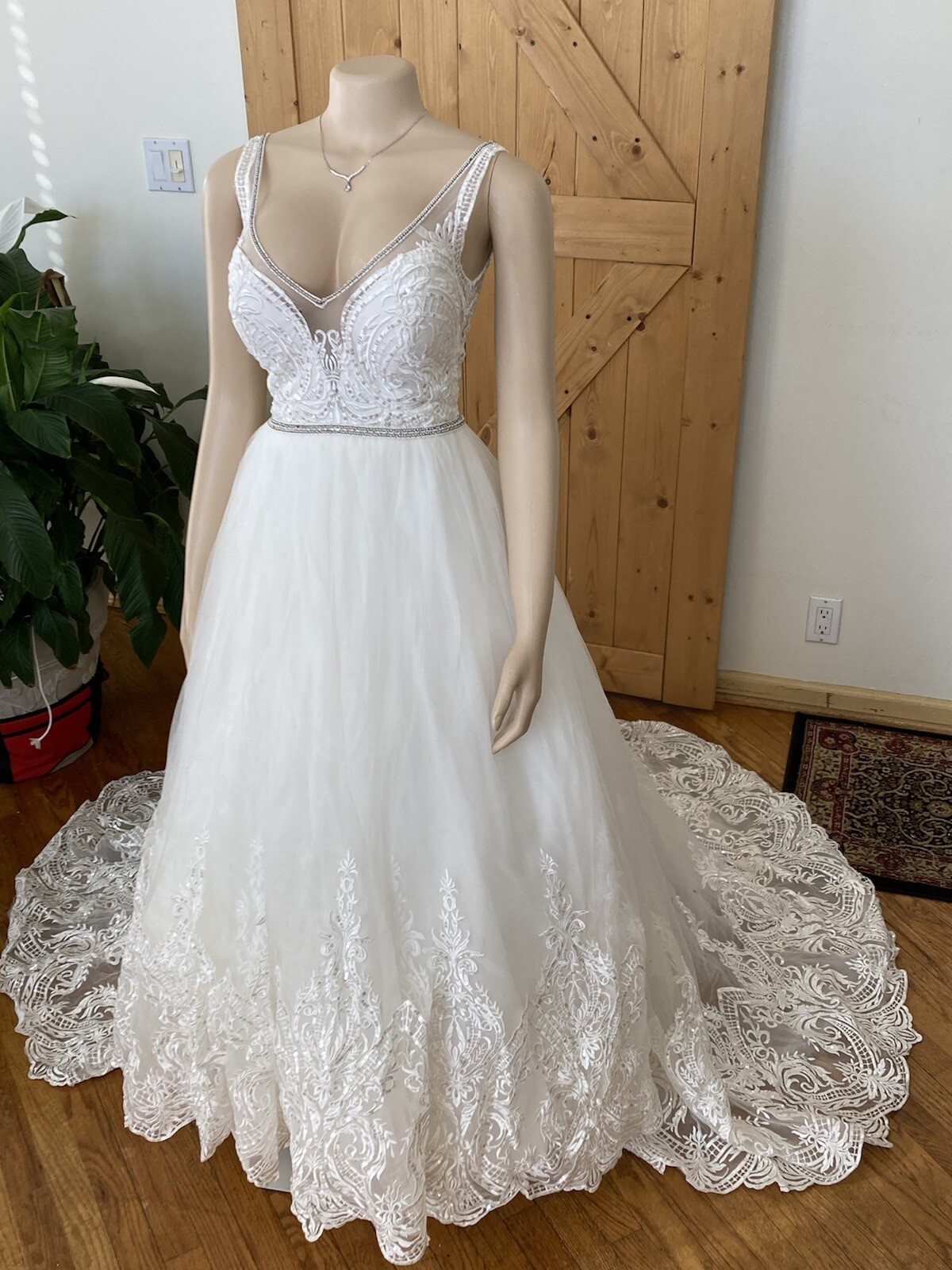 Pre-Loved ASHLEY & JUSTIN Bridal Gown Wedding Dress Size 12 White