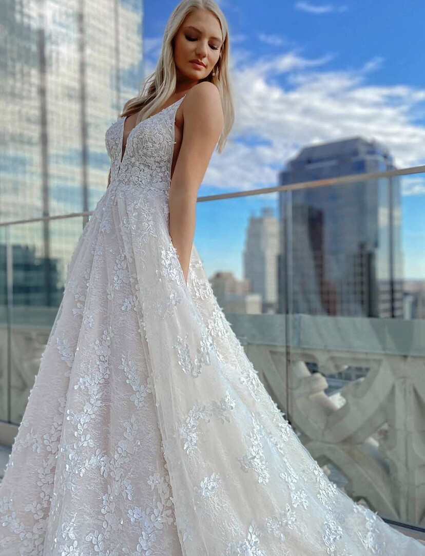 New Unaltered Ivory Martina Liana Wedding Dress Ball Gown Size 10 3D Floral 1325