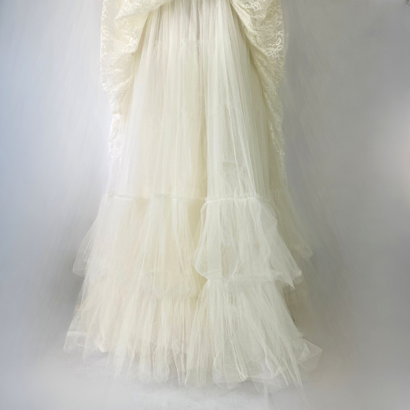 Vintage 1960’s Ivory Lace Wedding Ball Gown XS 23” Waist Full Skirt Tulle
