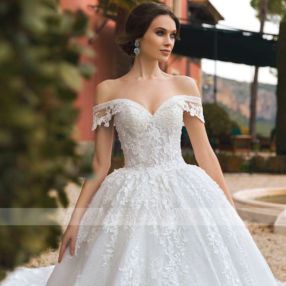 Luxury Wedding Dresses Sweetheart Lace Applique Cathedral Bridal Gowns Train