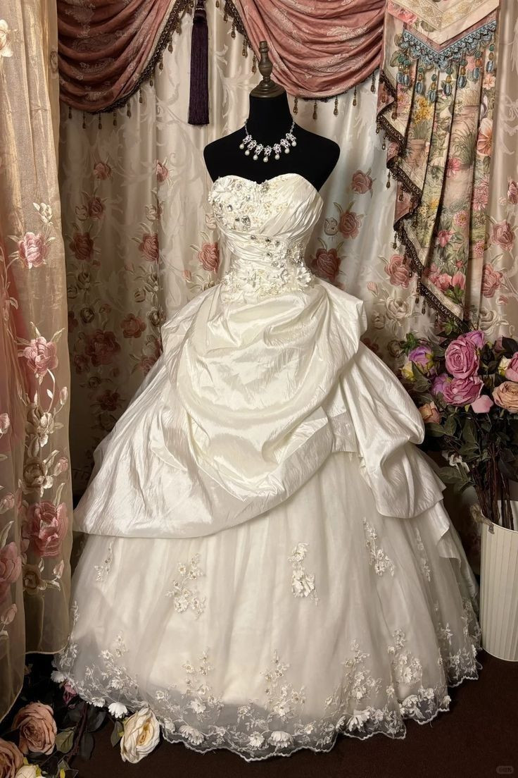 Gorgeous Wedding Dresses Strapless Lace Applique Ruched Satin Bridal Gowns
