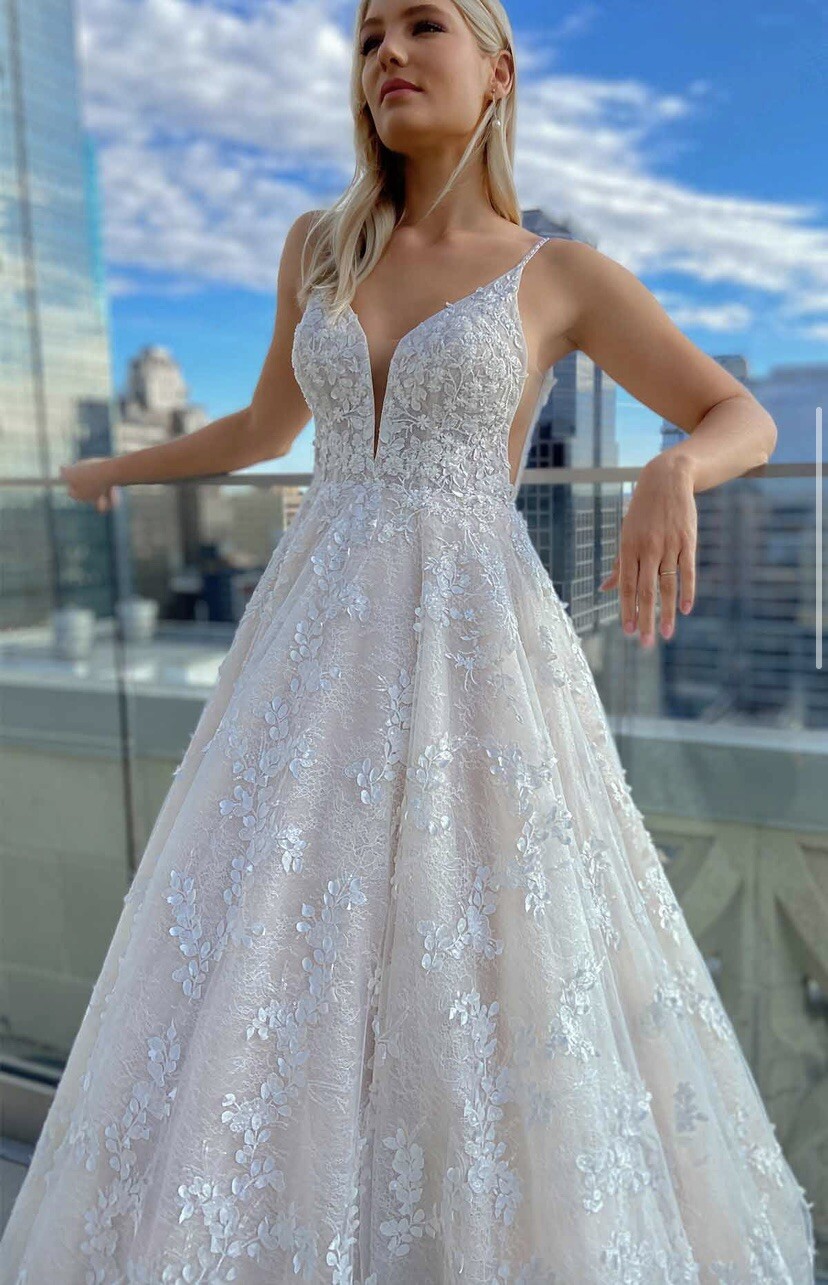 New Unaltered Ivory Martina Liana Wedding Dress Ball Gown Size 10 3D Floral 1325