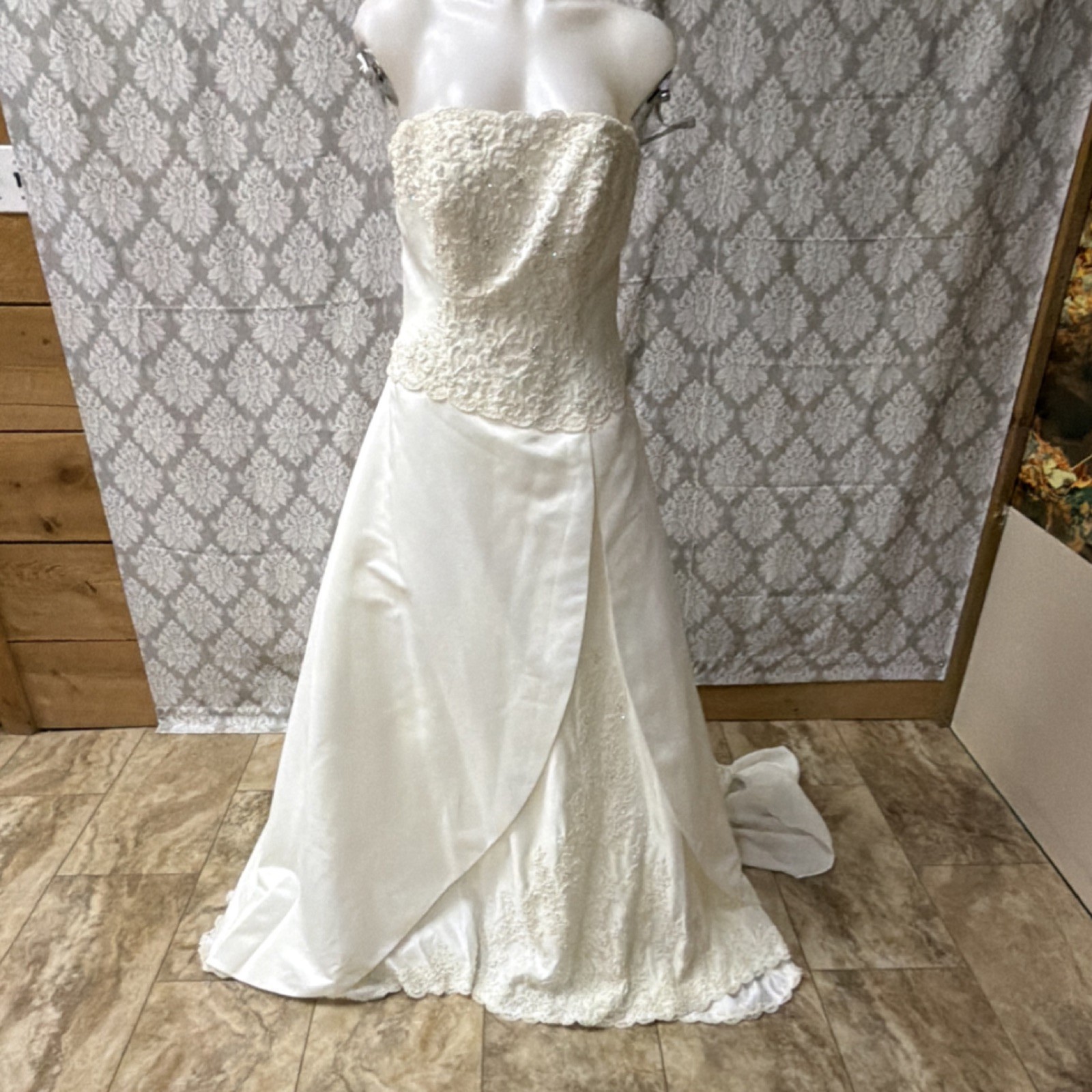 Ivory Strapless Lace Beaded A-Line Wedding Dress Train Buttons Size 16 Lot #7