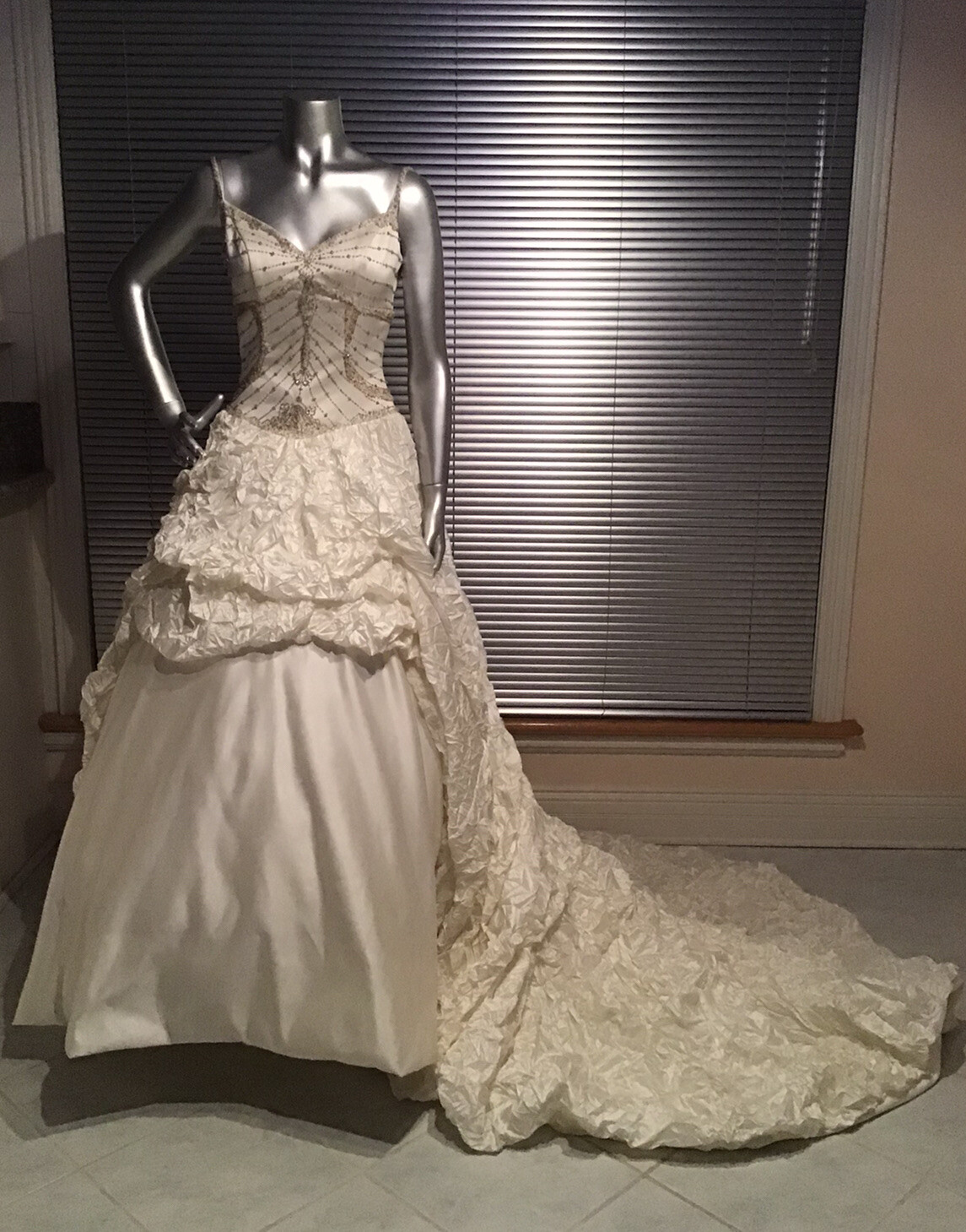 New Long Trailing Wedding Gown Dress Ivory Size 6 Dress 37/30 Easy To Carry .