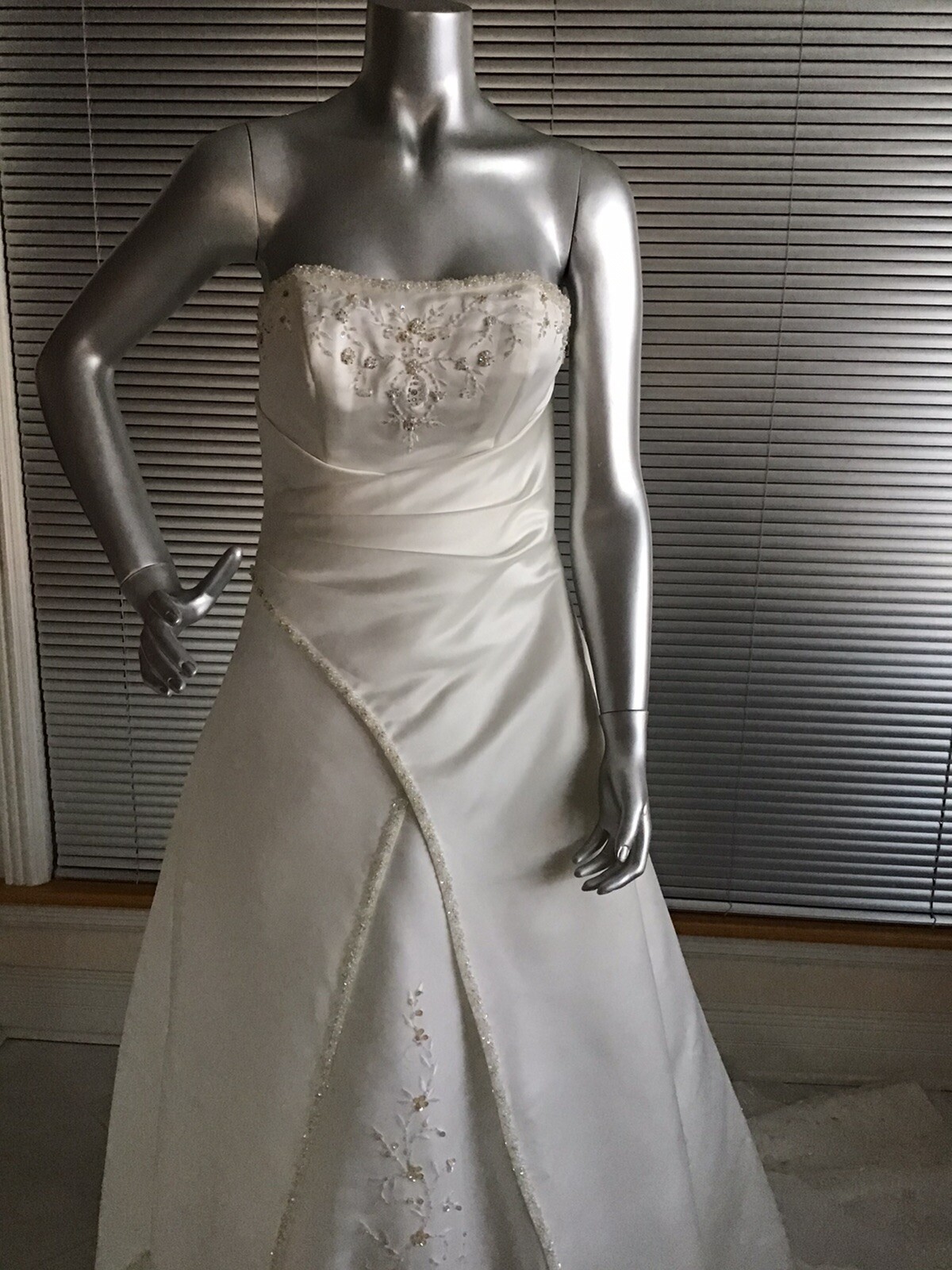 New Adjustable Long Trailing Wedding Gown Dress Ivory Size 6 To 8 Dress .