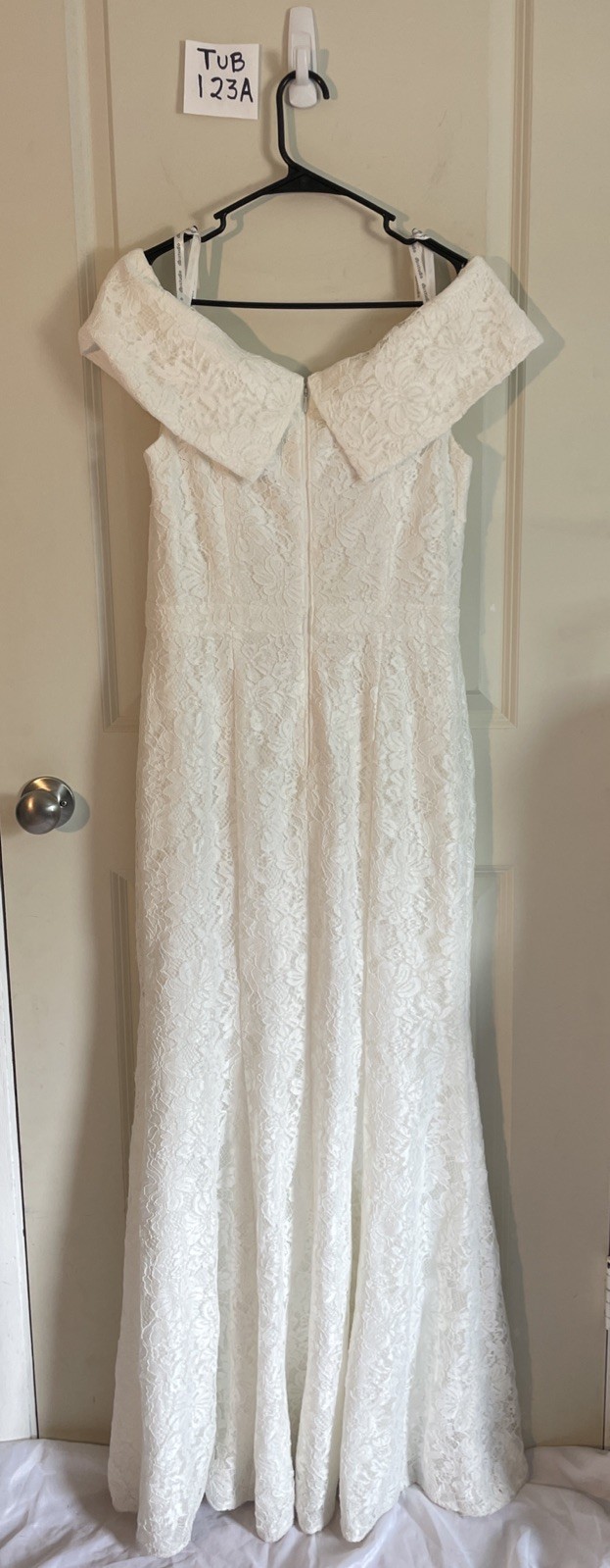 David’s Bridal White Bardot Neckline Lace Wedding Gown Women’s Size 10