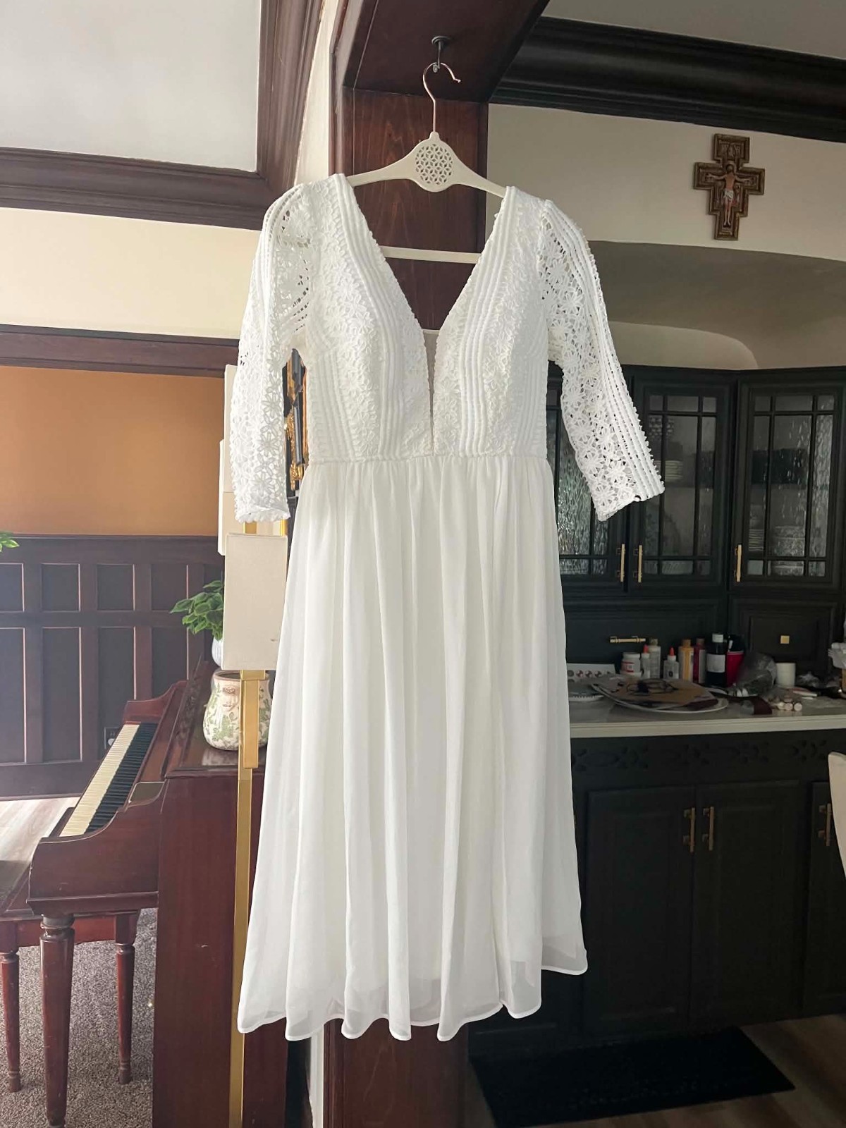 Lulu’s Ivory Pre-owned Excellent Condition V-neck 3/4 sleeve Wedding Dress Small
