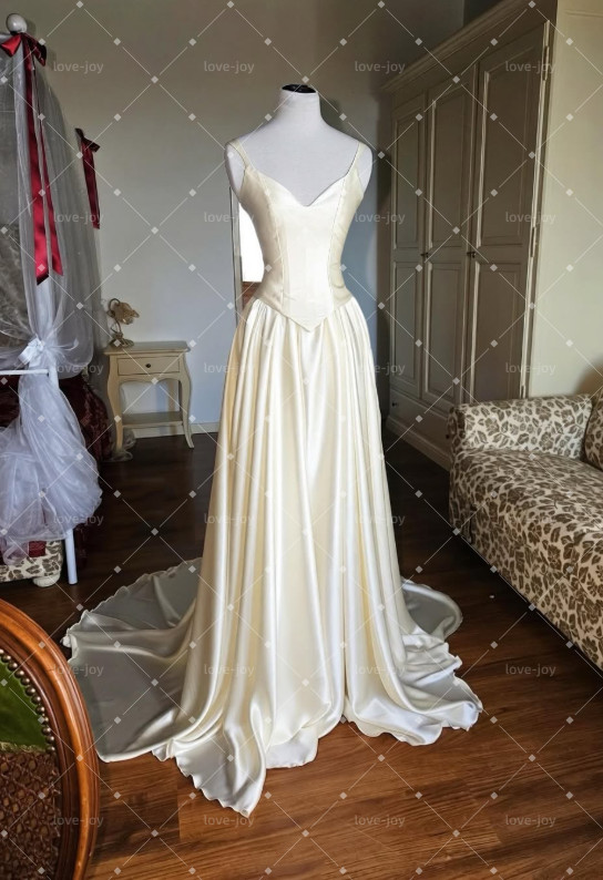 Stain Wedding Dresses Spaghetti Straps Sweep Train Ruching Vintage Bridal Gowns
