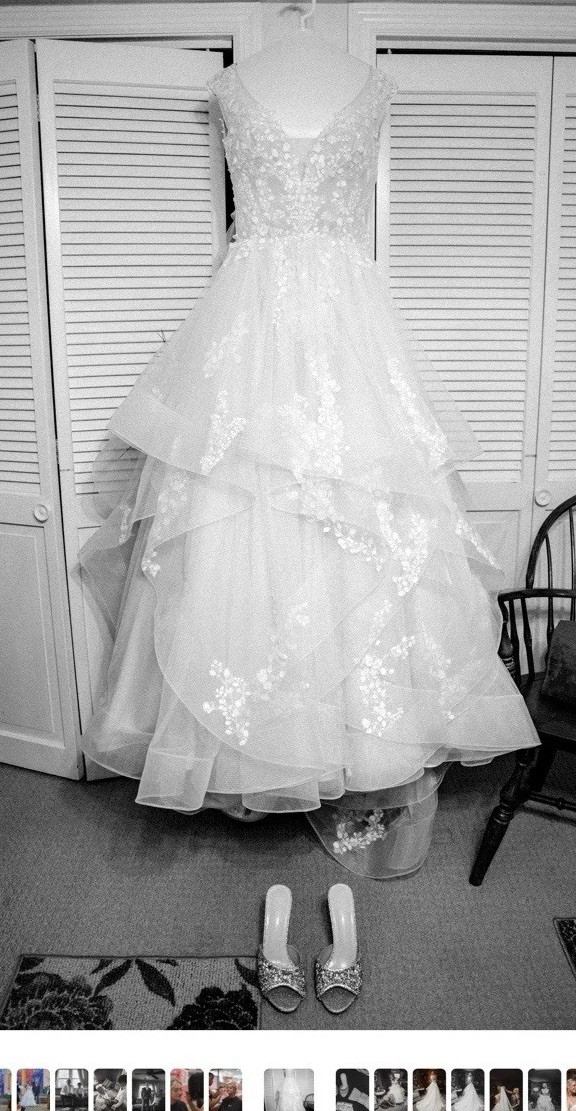 Designer Wedding Gown Martina Liana 1400. Fits A Size 6