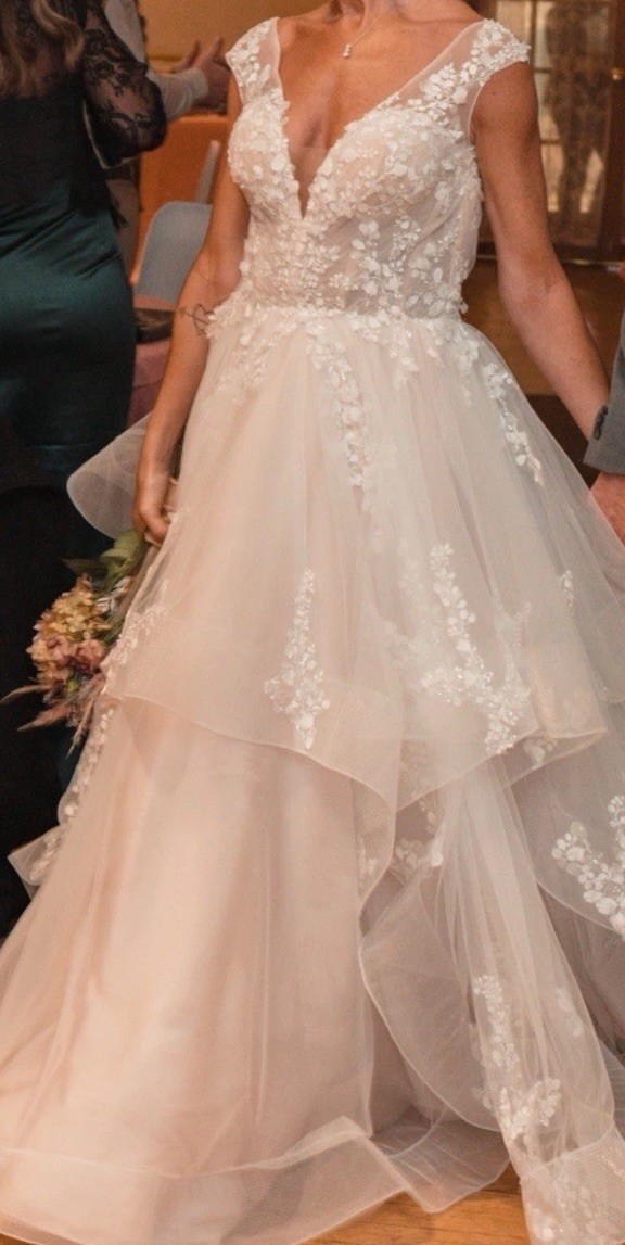 Designer Wedding Gown Martina Liana 1400. Fits A Size 6