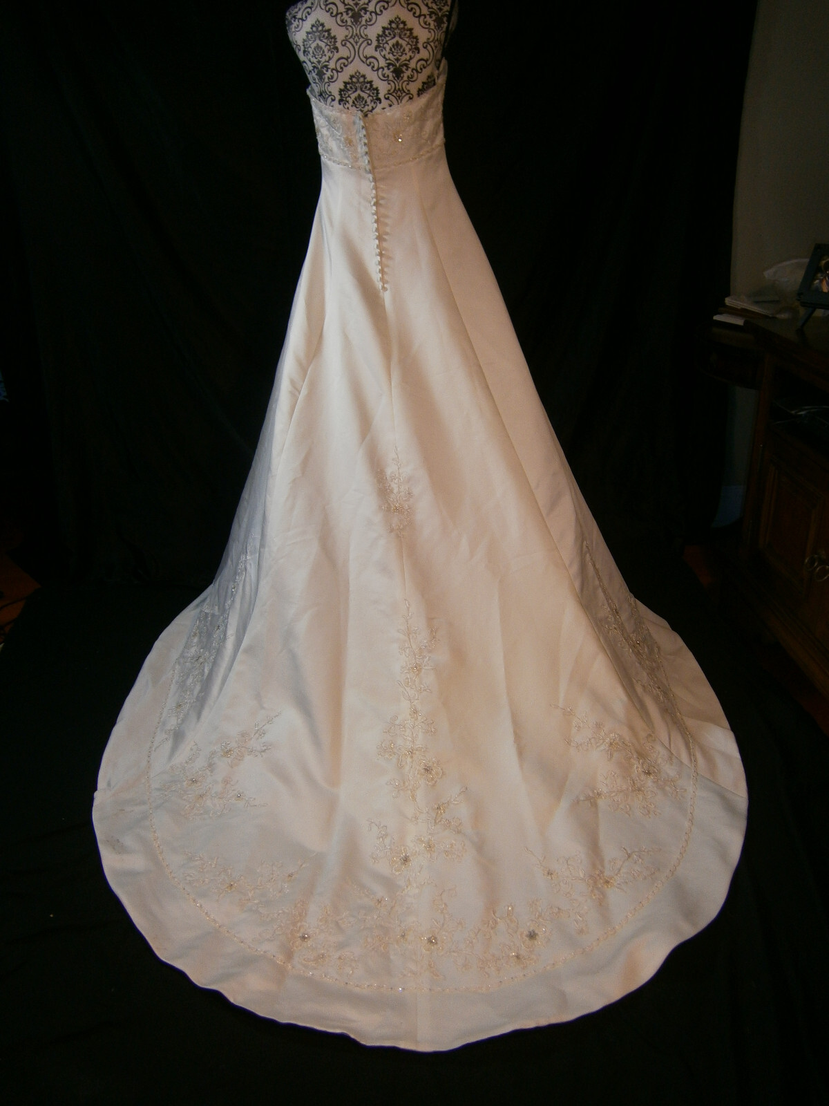 Venus 12 Wedding Dress Ivory Ballgown Lace Pearls Strapless Train Buttons Pretty