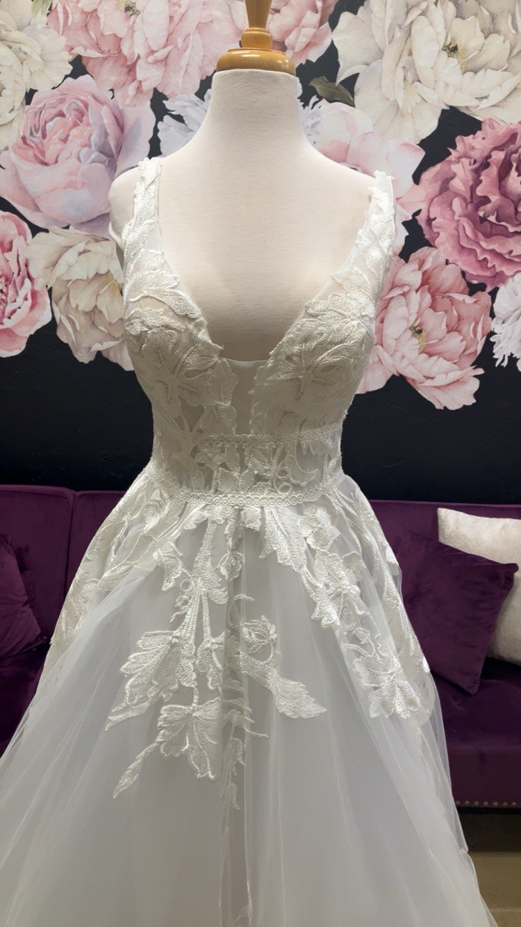 Wilderly Bride, By Allure Bridals. Adara / F142. Ivory / Platinum, Sze 8. Sample