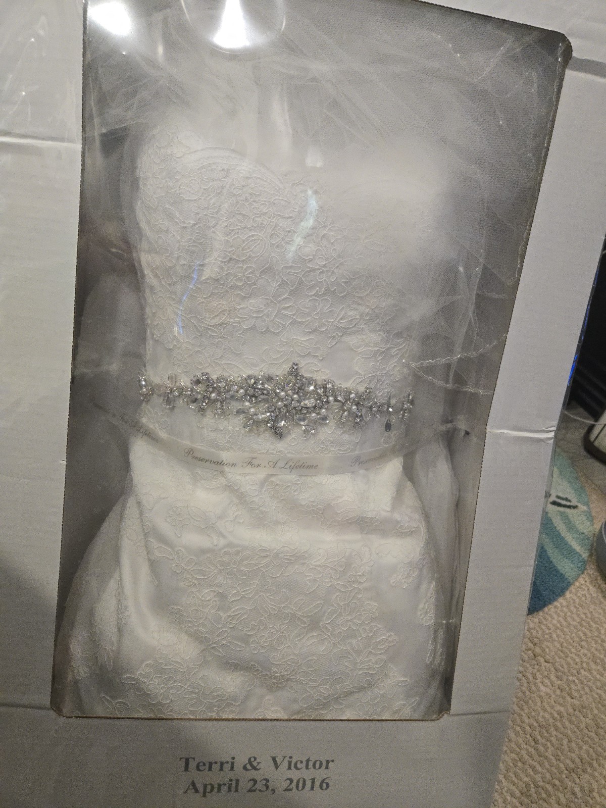 David’s Bridal White Lace Sweetheart Sleeveless Wedding Dress with Beading