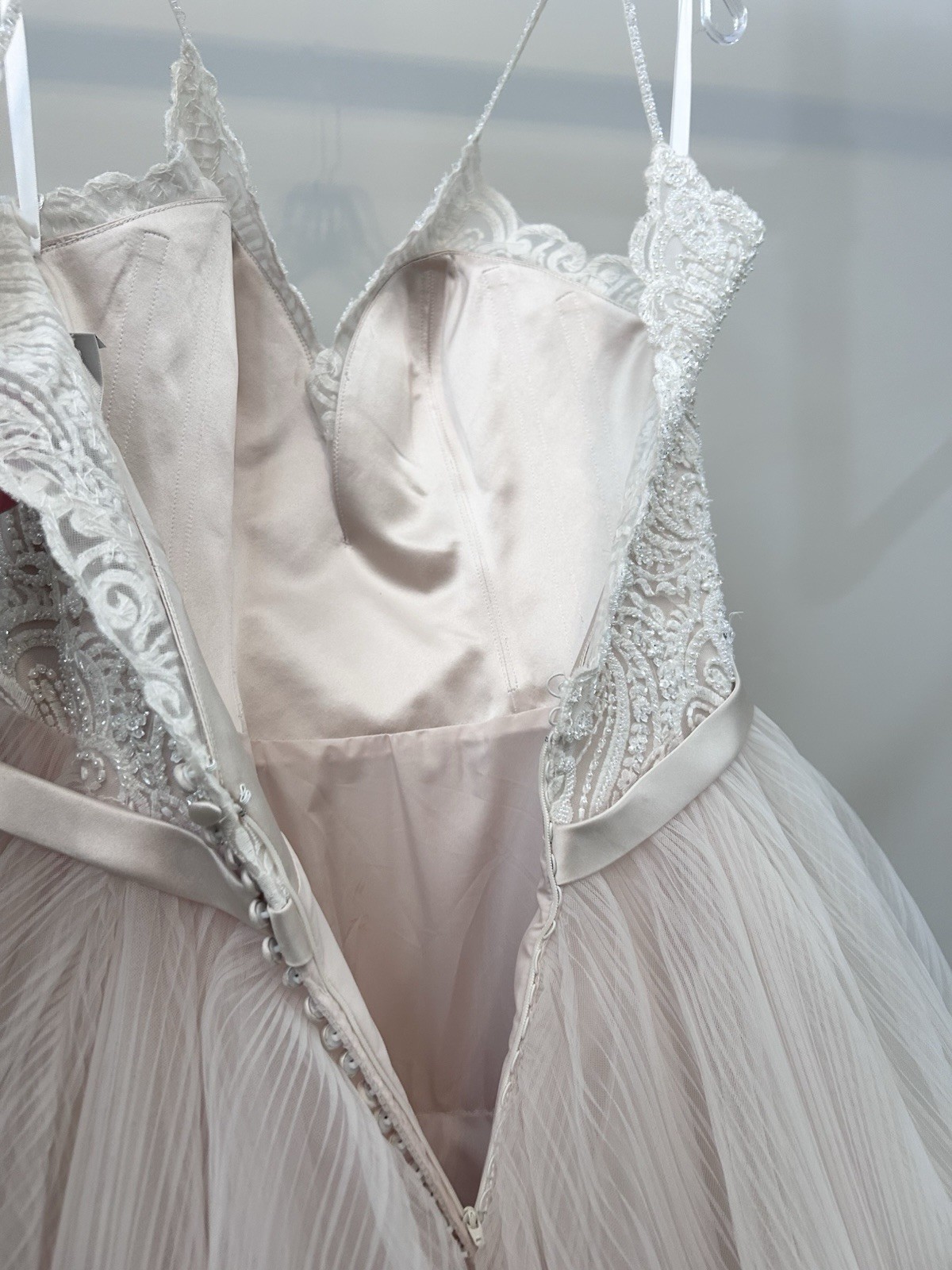 Ivory Beaded Lace V-Neck Sleeveless Tulle Ball Gown Wedding Dress Button