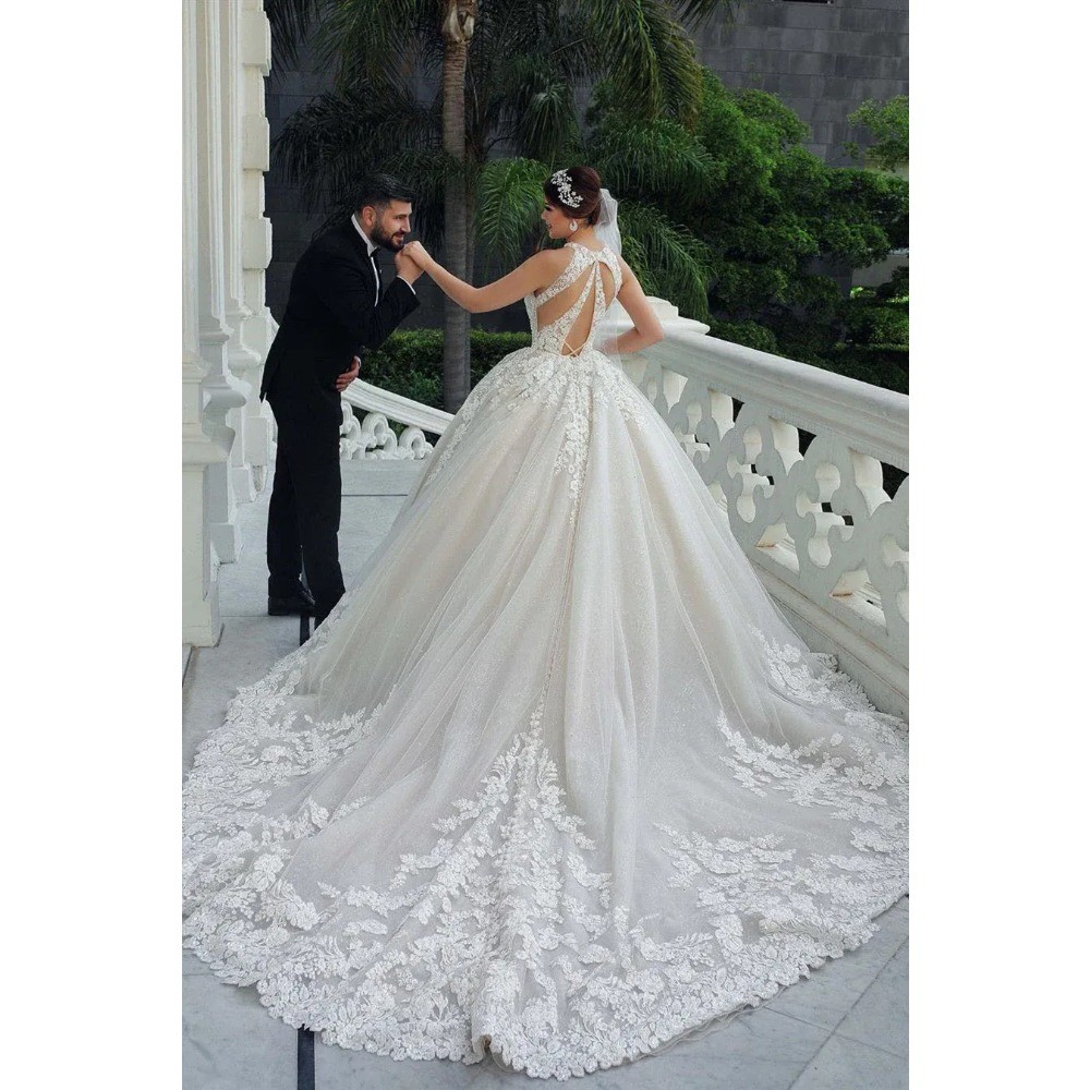 Luxury Ball Gown Wedding Dress Chapel Train Strapless Backless Tulle Bridal Gown