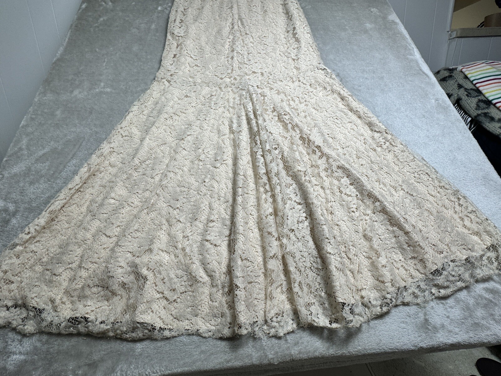 Amsale Wedding Gown Size 6 – Beige Ivory Lace Lightweight Feminine Mermaid Flare