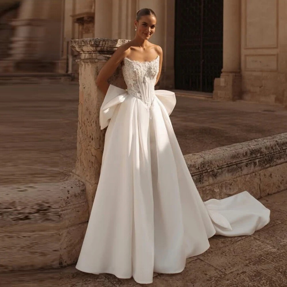Strapless Satin Wedding Dresses Sleeveless Appliques Backless Bow Bridal Gowns