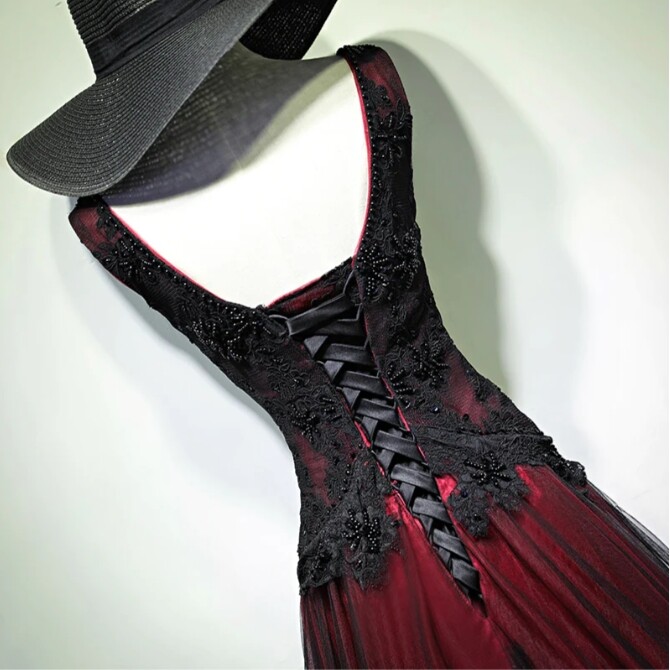 Black and Red Gothic Wedding Dresses V Neck with Lace Applique Tulle Bridal Gown