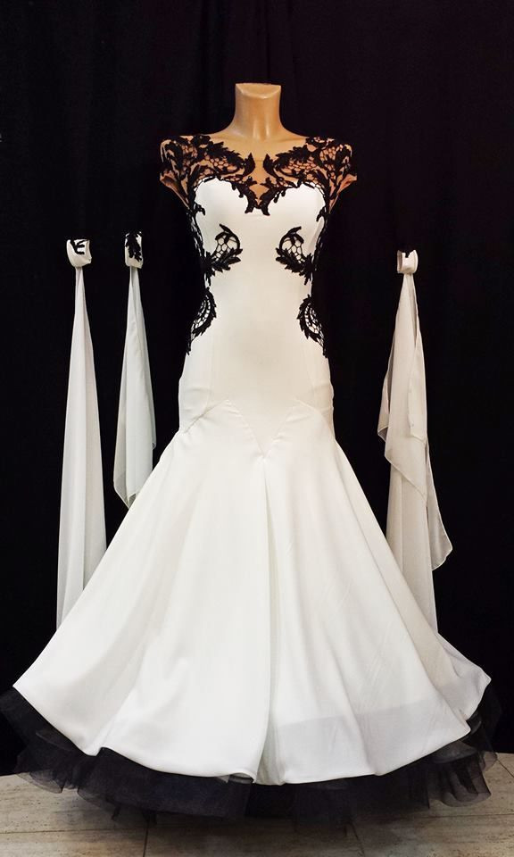 Mermaid Wedding Dresses With Black Lace Boat Neck White Ivory Bridal Gowns