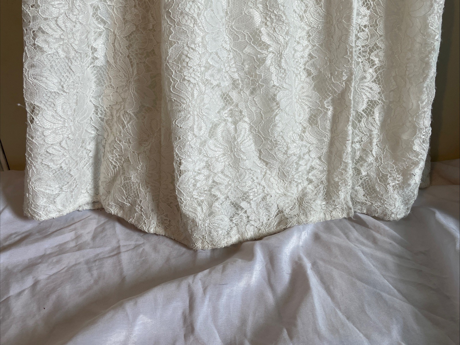 David’s Bridal White Bardot Neckline Lace Wedding Gown Women’s Size 10