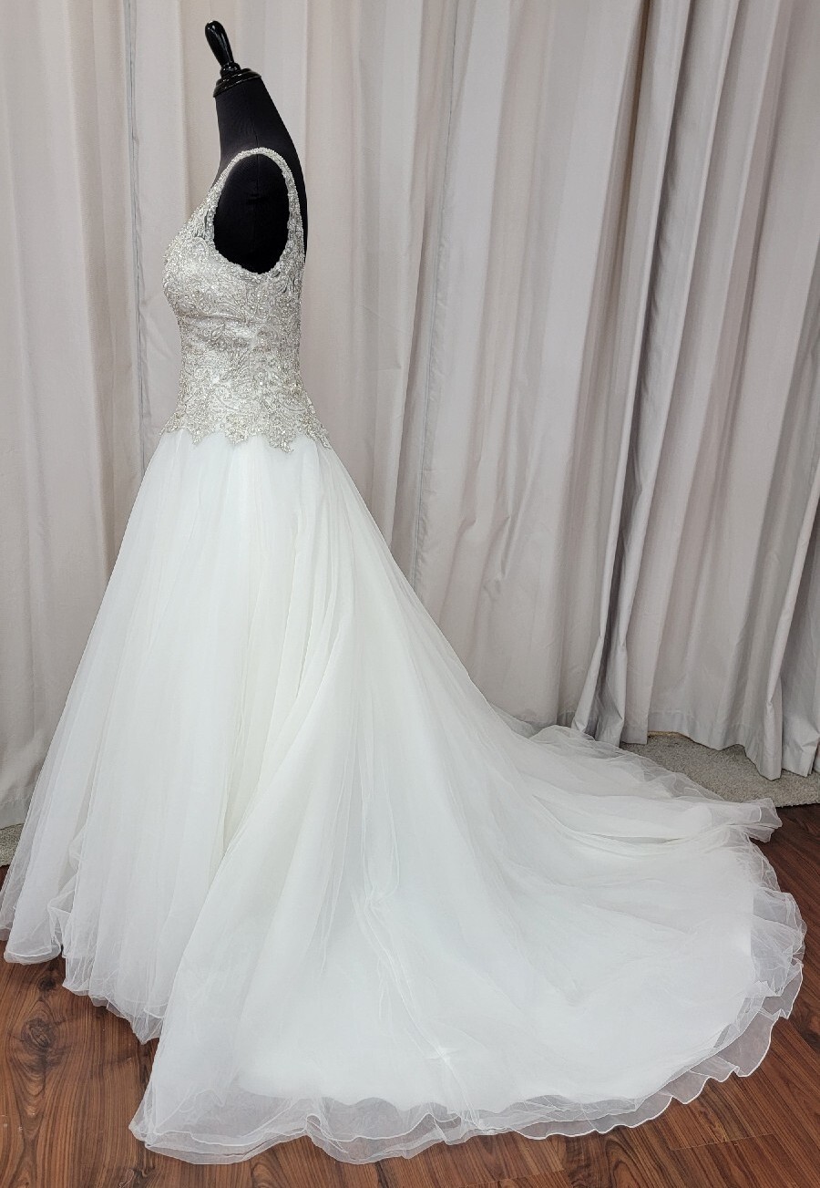Mary’s Bridal D8113 Dress Crystal Beaded Tulle Ball Gown V Neck Princess Wedding