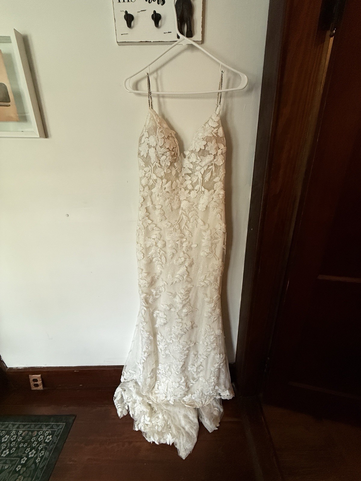 Lesley Ivory Lace V-Neck Sleeveless Mermaid Wedding Dress US 10 Buttons/Zipper