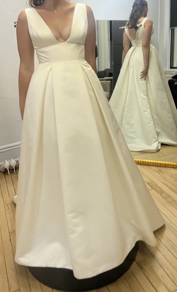 Nouvelle Amsale “Hart” – Ivory Satin Sleeveless V Neck A Line Wedding Dress