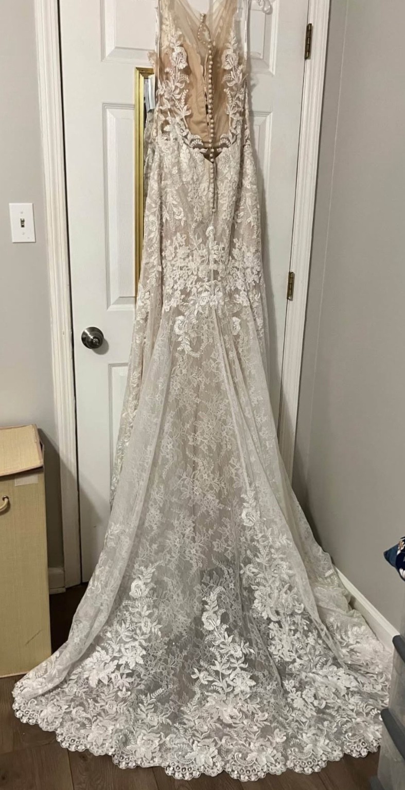 Martina Liana Wedding Dress Size 14, Never Altered Gorgeous lace, sample dress