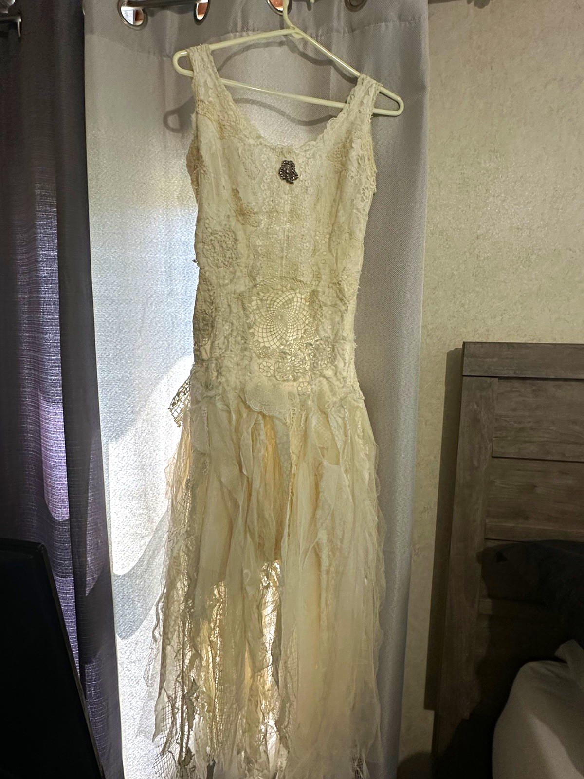Custom Made Pre Owned White Lace Sleeveless A-Line Wedding Dress Scoop Neck