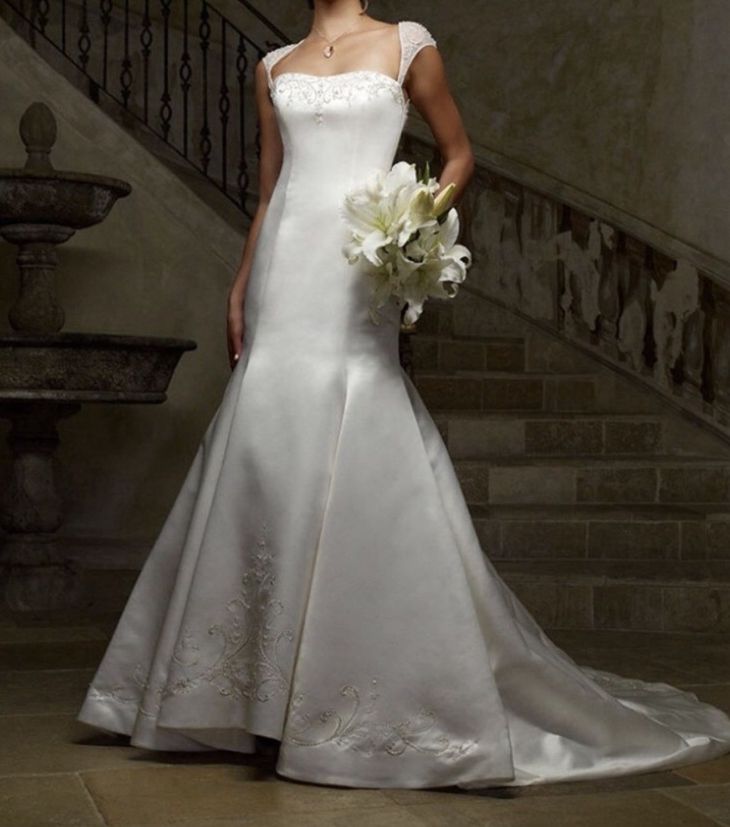 Casablanca Bridal 1901 Mermaid Satin Wedding Dress Size 4 NWT Beaded Train