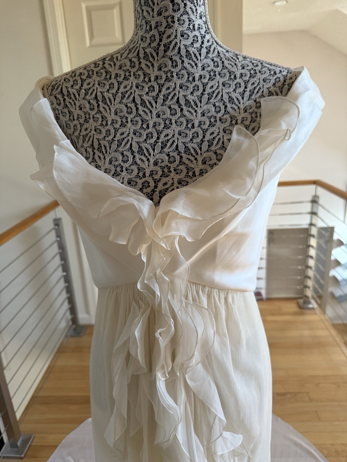 CAROLINA HERRERA 6 (10) Ivory Silk Chiffon OffShoulder Ruffled Wedding Dress NEW