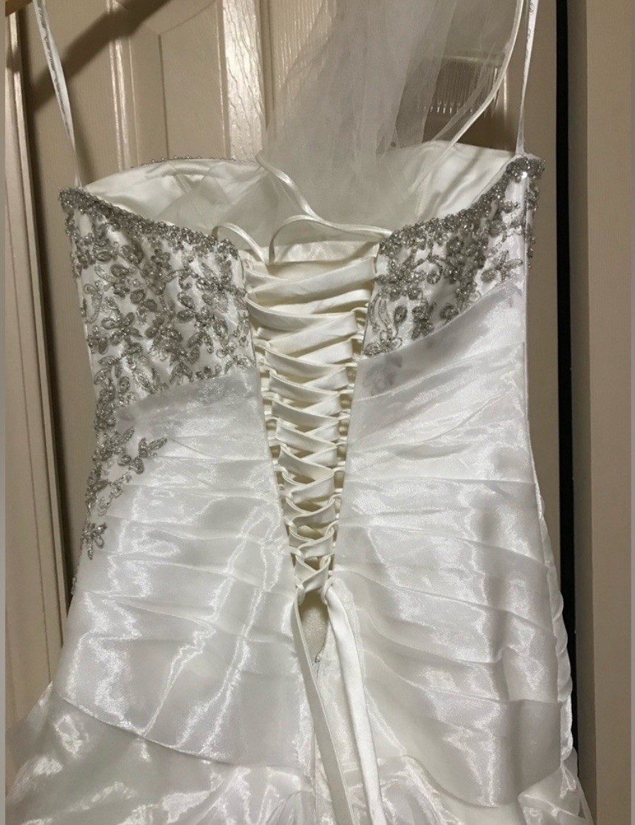 Ella Rosa Wedding Dress Ivory, Veil size 6 Corset Back Fits Size 4-8