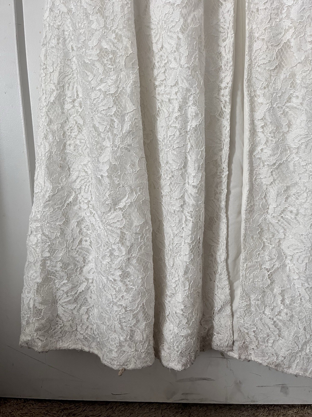 DB Studio Cuffed Off-The-Shoulder Lace Sheath Gown Ivory Size 0 Style #DB1531