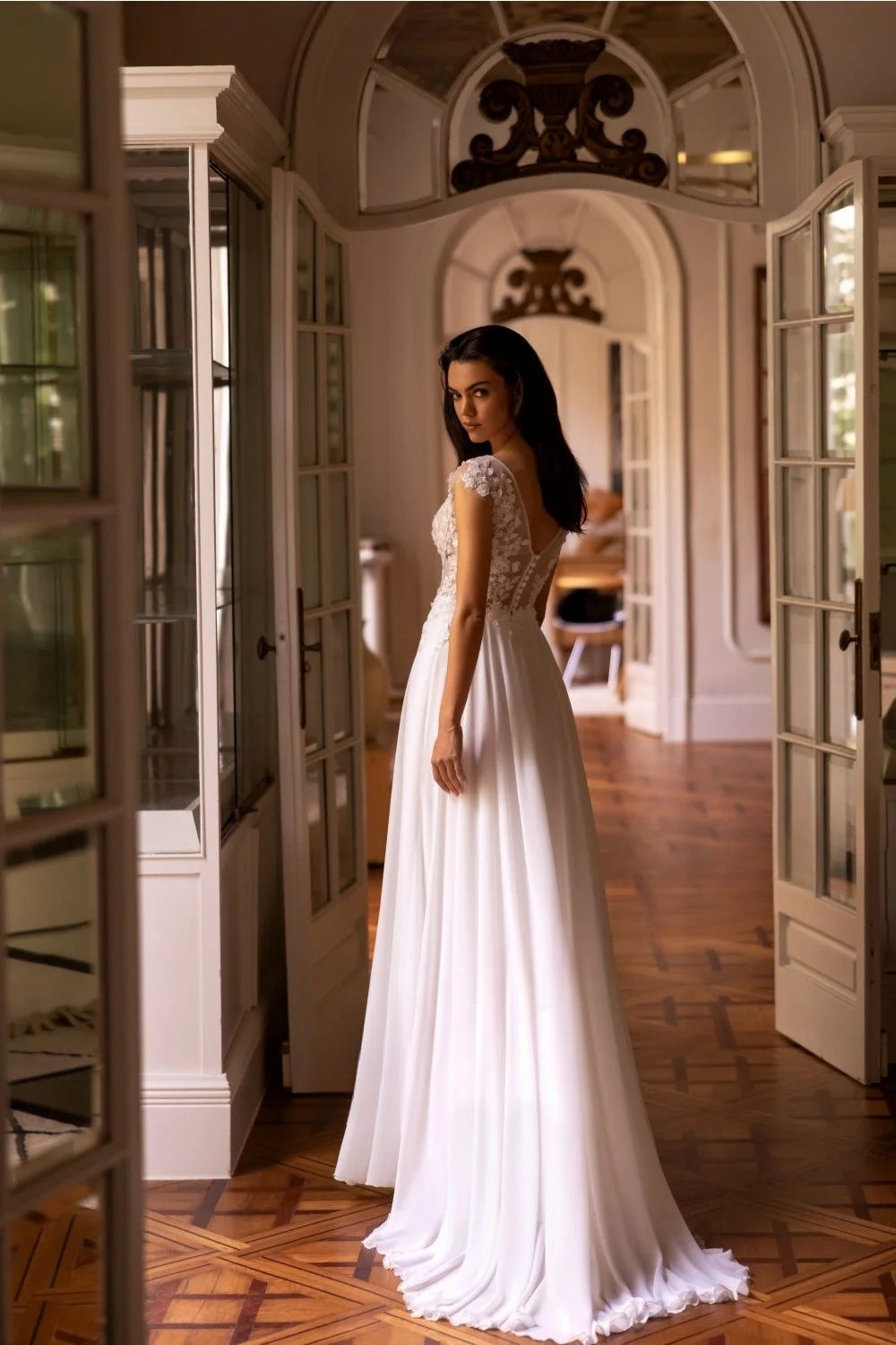 Charming Buttons Wedding Dresses for Women Cap Sleeves Illusion Lace Appliques