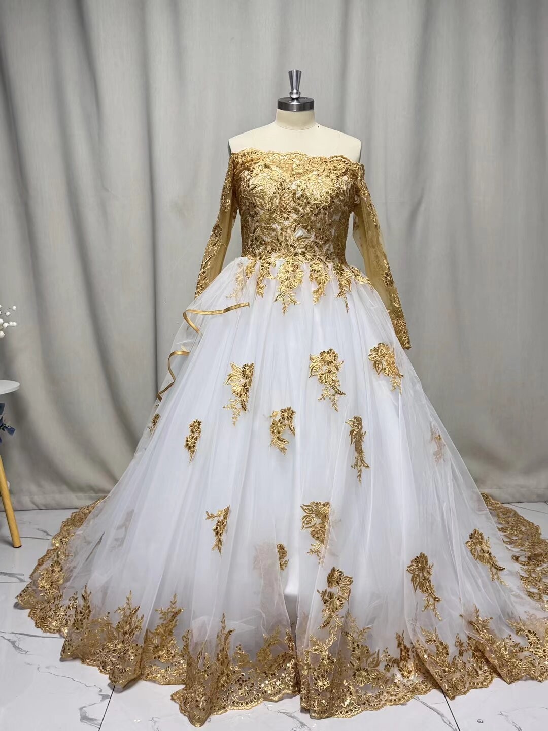 AfricaWedding Dresses Long Sleeves Gold Lace Appliques Bridal Gowns Chapel Train