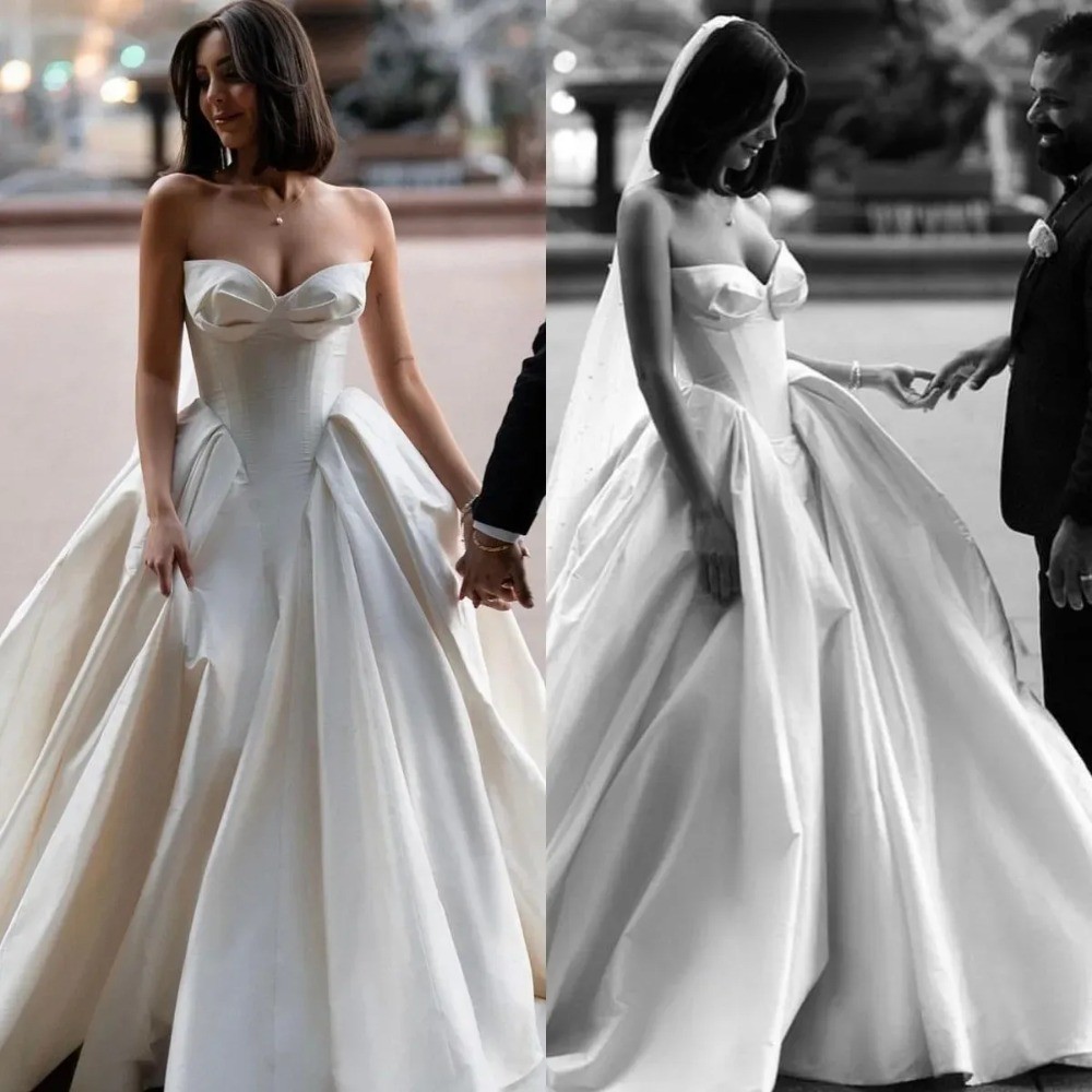Strapless Satin Ball Gown Wedding Dresses Sweetheart Neck Structured Bridal Gown